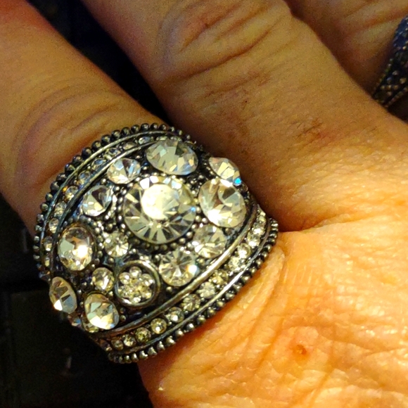 Stunning rhinestone silver stretch ring very beautiful! - Picture 2 of 3